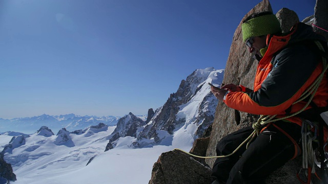 Pan Mountaineer在高山/法国阿尔卑斯山使用移动设备视频下载
