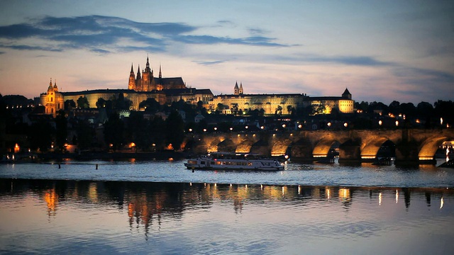 捷克共和国，布拉格，圣维塔斯大教堂，查理大桥和城堡地区的夜晚灯火通明视频下载