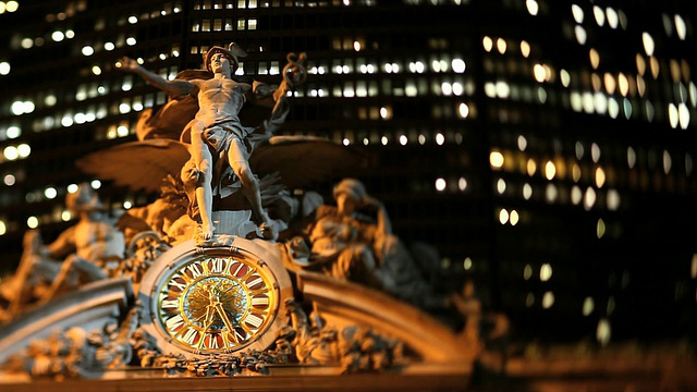 美国纽约，曼哈顿，中央车站第42街正面的水银和时钟雕像视频下载