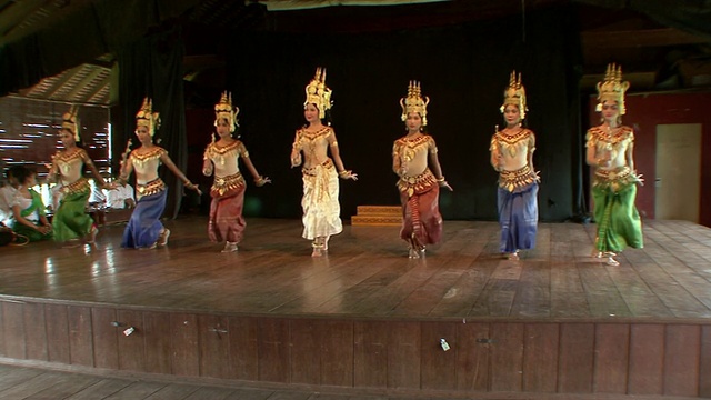 柬埔寨金边，MS舞团在舞台上表演舞蹈视频下载