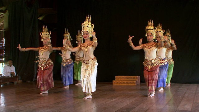 MS舞女团在舞台上表演舞蹈/柬埔寨金边视频下载