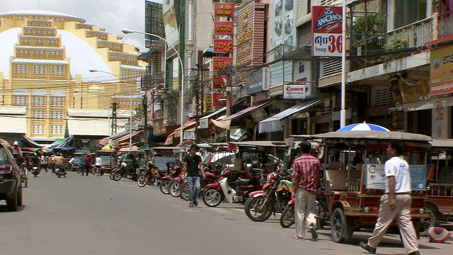 柬埔寨，通往法国市场/西哈努克城的金边繁忙街道视频下载
