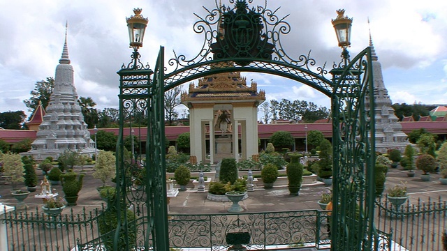 游客漫步在柬埔寨皇家宫殿的花园里，柬埔寨金边视频下载