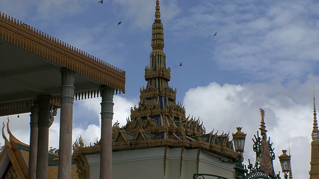 柬埔寨金边皇家宫殿建筑顶部的建筑师视频下载