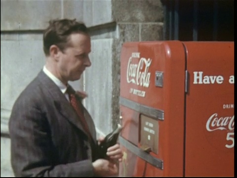 1951年，可口可乐自动售货机芝加哥。电脑主管买了一瓶饮料。视频下载