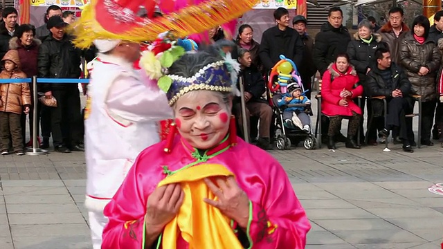 MS TS中国民间艺人在庙会上表演庆祝中国春节视频下载