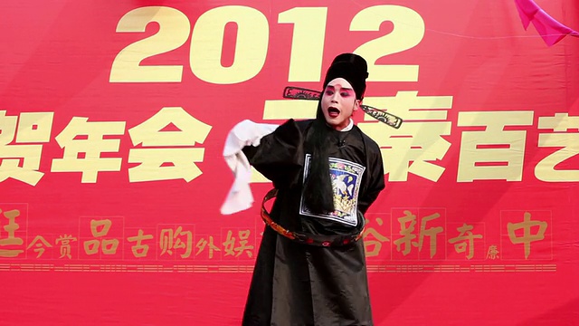 MS TS中国民间艺人在庙会上表演传统戏曲庆祝中国春节视频下载