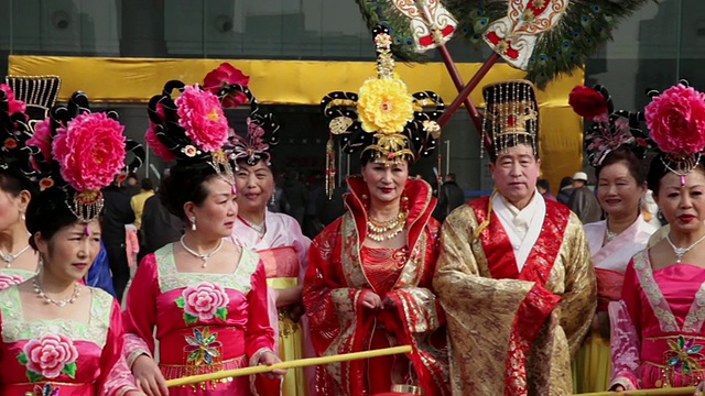 春节期间，身着唐代服饰的人们合影/陕西西安视频下载
