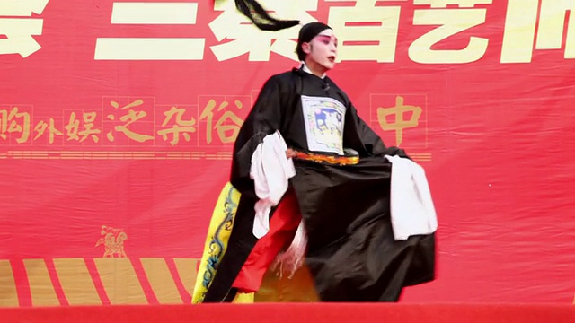 MS TS中国民间艺人在庙会上表演传统戏曲庆祝中国春节视频下载