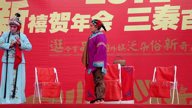 潘小姐中国民间艺人在庙会上表演传统戏曲庆祝中国春节视频下载