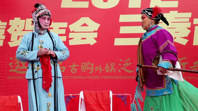 MS TD中国民间艺人在庙会上表演传统戏曲庆祝中国春节视频下载