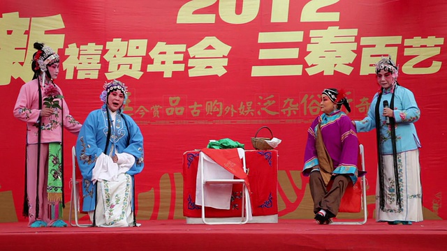 MS中国民间艺人在庙会上表演传统戏曲庆祝中国春节视频下载