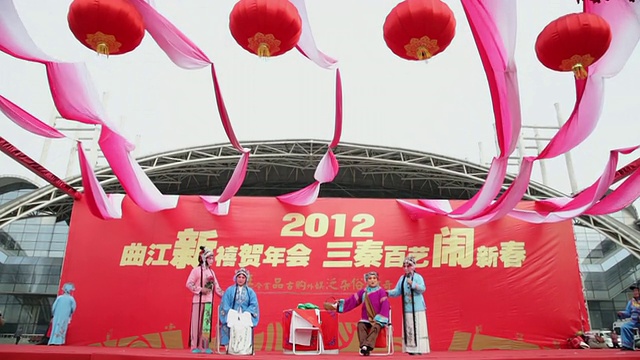 MS TD中国民间艺人在庙会上表演传统戏曲庆祝中国春节视频下载