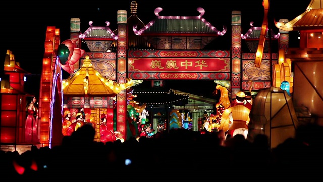 MS游客在中国陕西西安的城墙上漫游元宵节视频素材