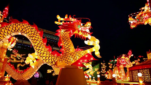 潘女士:中国陕西西安，游客在城墙上漫步过元宵节视频购买