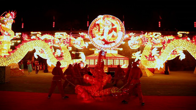 MS TU人们在城墙上表演舞龙新年元宵节音响/西安，陕西，中国视频素材