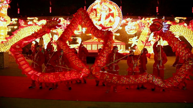 MS TD ZO人们表演舞龙在城墙新年元宵节音频/ xi，陕西，中国视频素材