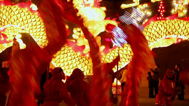 MS TS People performing dragon dance at city wall new year lantern festival音频/西安，陕西，中国视频下载