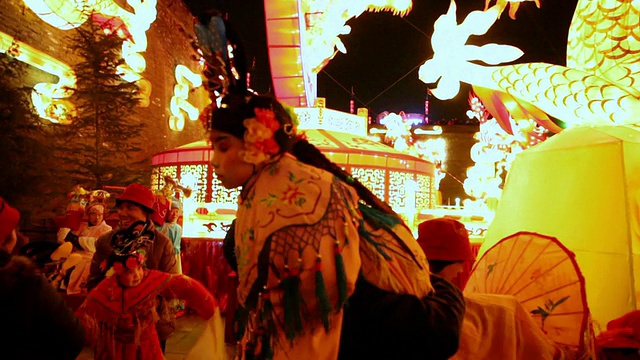 MS TS演员抱着孩子扮成古代人物在城墙上的社火表演，社火是中国春节期间的传统节日民间庆祝活动视频素材