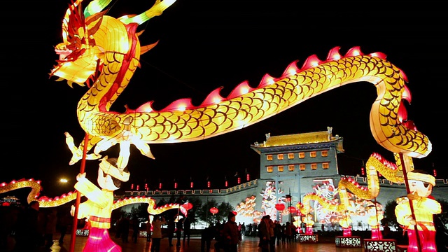 MS TD中国陕西西安，在元宵节夜晚，游客在城墙附近闲逛视频素材