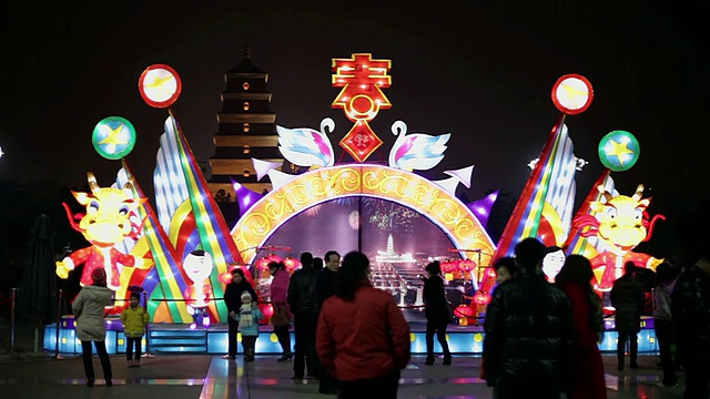 中国春节期间的灯笼装饰和人们漫游/陕西西安，中国视频素材