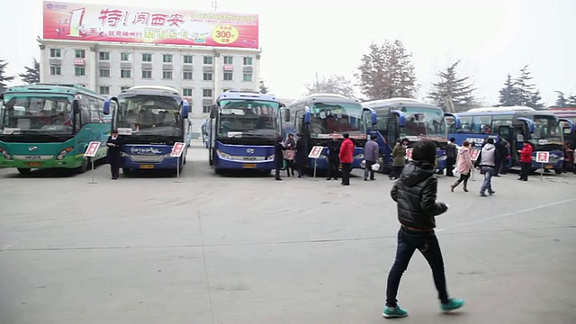 中国陕西西安公交总站停车场内的公共汽车和旅客视频素材