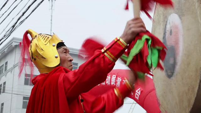 在中国春节期间，村民们在传统节日的民间庆典或狂欢节上表演锣鼓视频下载