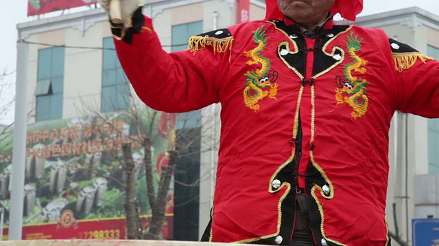 MS TD村民在中国传统节日的民间庆典或狂欢节上表演锣鼓视频素材