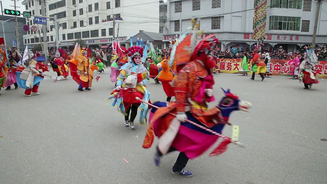 在社火庆祝活动中，村民们装扮成古代人物参加游行。社火是中国传统节日的民间庆祝活动视频素材