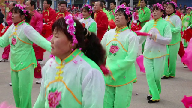 MS TS村民在中国传统节日的民间庆典或狂欢节上表演秧歌视频素材