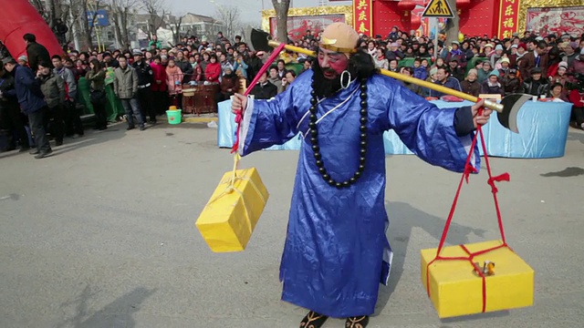 MS TS村民装扮成中国神话人物参加社火庆祝游行，社火是中国春节期间的传统节日民间庆祝活动视频素材