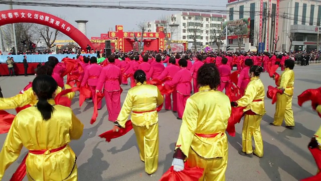 图女士村民在中国传统节日的民间庆祝或狂欢节上表演秧歌视频下载