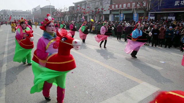 在社火庆祝活动中，村民们装扮成古代人物参加游行。社火是中国春节期间的传统节日民间庆祝活动视频素材