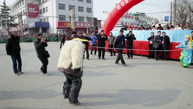 WS TS村民装扮成古代人物在社火庆祝仪式上表演，社火是中国春节期间的传统节日民间庆祝活动视频下载