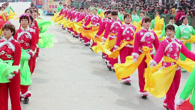 潘小姐:中国春节期间，村民们在传统节日的民间庆典或狂欢节上表演秧歌视频素材