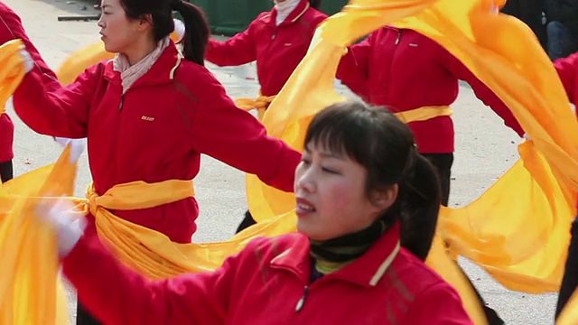 MS村民表演秧歌在传统节日的民间庆典或狂欢节在中国春节期间视频素材