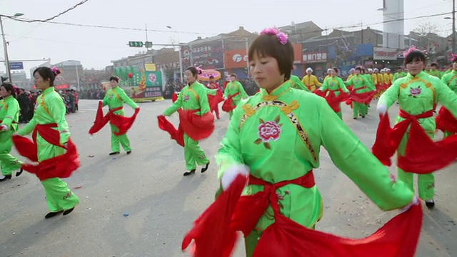 MS POV村民在中国传统节日的民间庆祝或狂欢节上表演秧歌视频下载