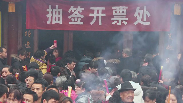 中国陕西西安，一群朝圣者在道教寺庙烧香祈求好运视频下载