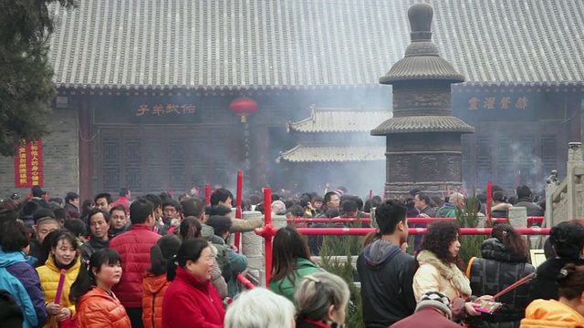 中国农历新年，陕西西安道观，朝圣者摸石龟祈福视频下载