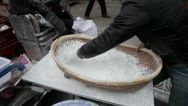 中国陕西西安，街边小贩正在为元宵节做汤圆视频购买