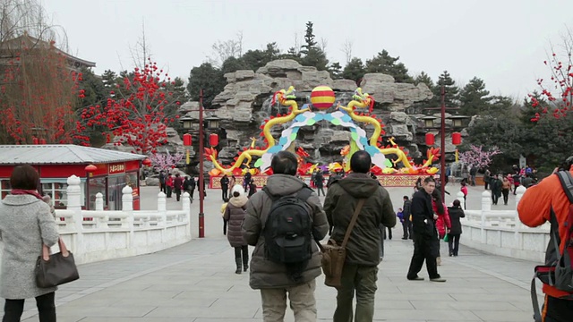 中国春节期间公园灯笼装饰的MS拍摄/陕西西安，中国视频素材
