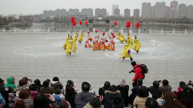 女演员们穿着古代舞蹈演员的服装在中国春节期间表演，陕西西安视频下载