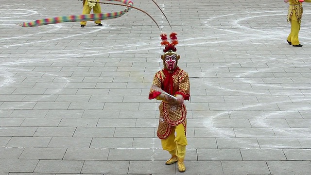 中国春节期间，中国民间艺人扮成美猴王在唐天堂表演视频素材