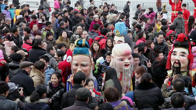 潘小姐是中国春节期间唐乐园的观众和民间艺人视频下载