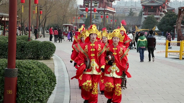 潘小姐:春节期间，陕西西安，少数人穿着传统服装走在唐人乐园里视频素材