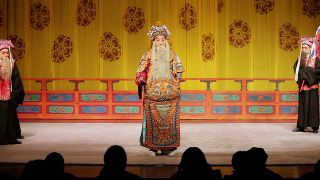 MS艺术家在传统剧场表演京剧/西安，陕西，中国视频下载