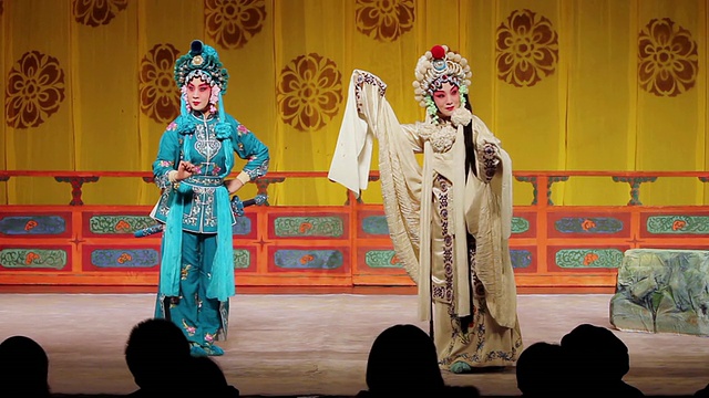 MS女演员在传统剧院表演京剧/西安，陕西，中国视频下载