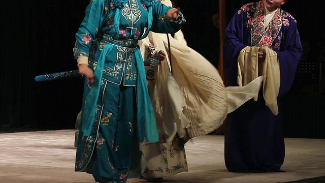 TU女士艺术家在传统剧场表演京剧/西安，陕西，中国视频下载