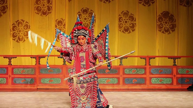 MS演员在传统剧场表演京剧/西安，陕西，中国视频下载