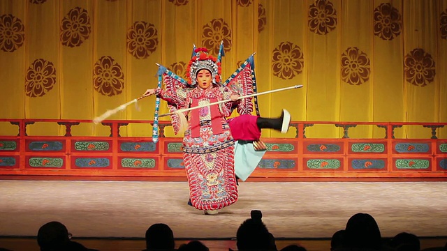 MS演员在传统剧场表演京剧/西安，陕西，中国视频下载